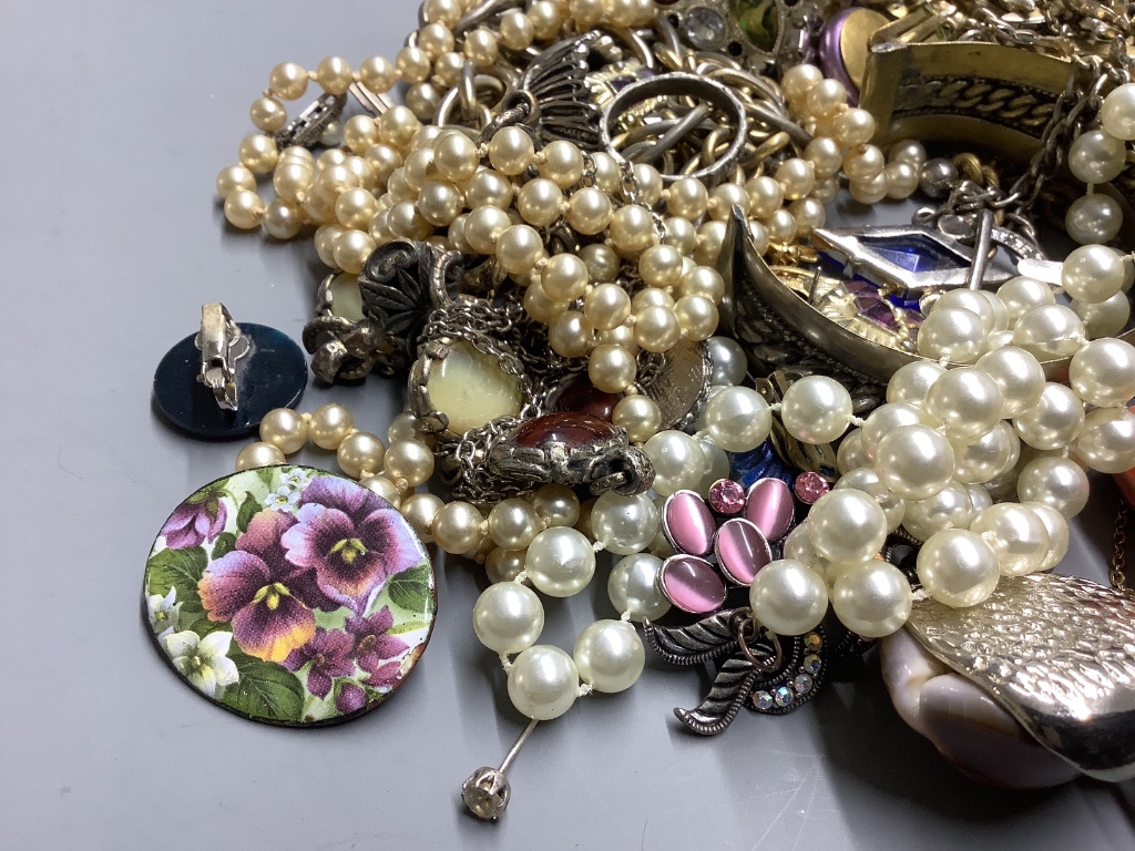 A box of costume jewellery.